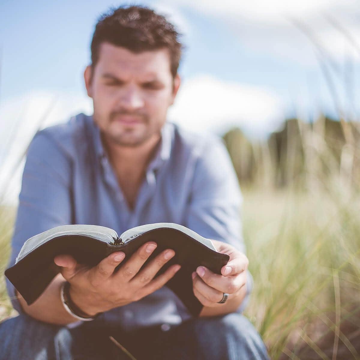 Ein Mann ließt in einem Buch